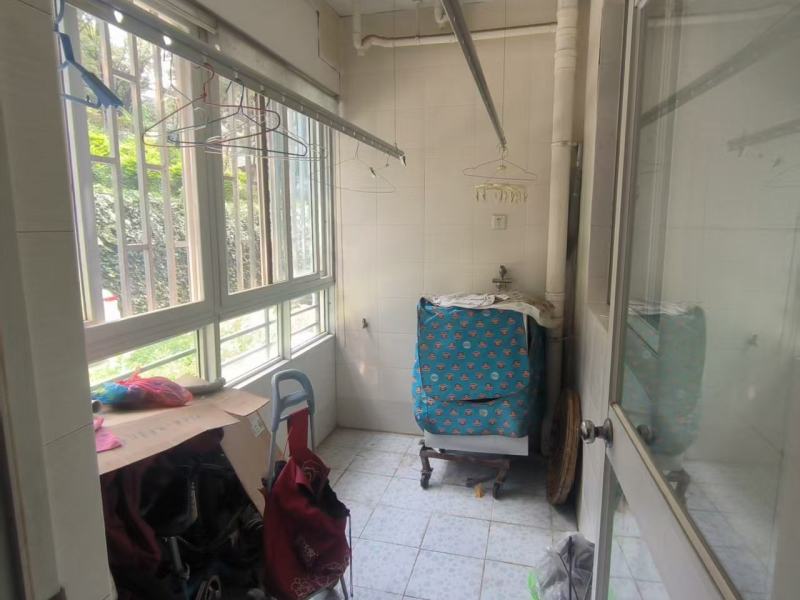 4室2廳1陽(yáng)臺(tái) 警苑小區(qū)陽(yáng)臺(tái)