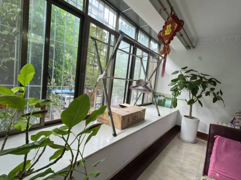 4室2廳2陽(yáng)臺(tái) 秋苑小區(qū)陽(yáng)臺(tái)