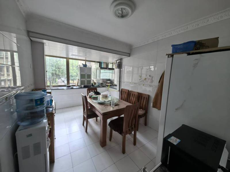 4室2廳2陽(yáng)臺(tái) 秋苑小區(qū)餐廳