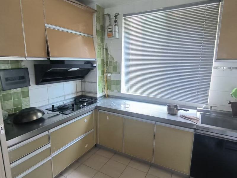 4室2廳1陽(yáng)臺(tái) 警苑小區(qū)廚房