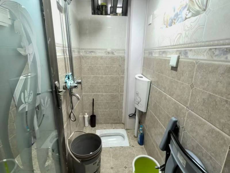 4室2廳2陽(yáng)臺(tái) 秋苑小區(qū)衛(wèi)生間