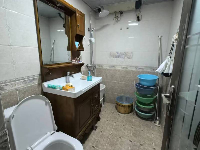 4室2廳2陽(yáng)臺(tái) 秋苑小區(qū)衛(wèi)生間