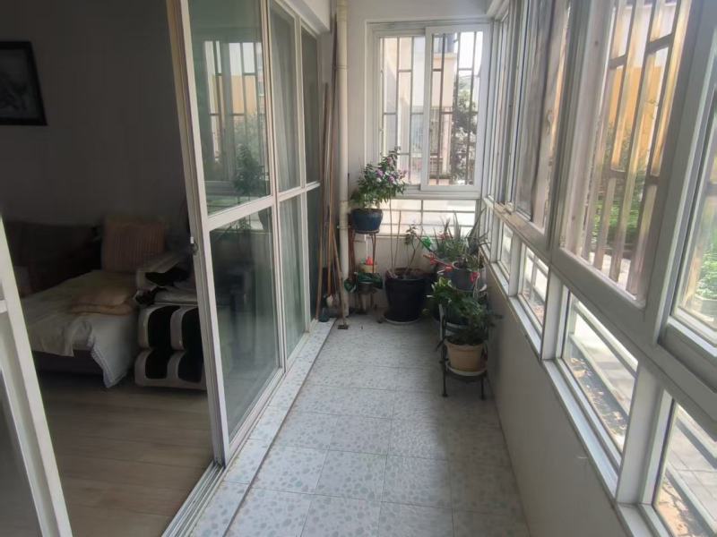 4室2廳1陽(yáng)臺(tái) 警苑小區(qū)陽(yáng)臺(tái)