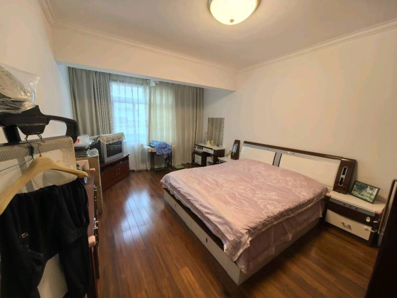 4室2廳2陽(yáng)臺(tái) 集成廣場(chǎng)住宅區(qū)臥室