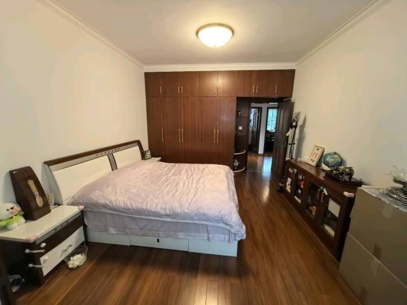 4室2廳2陽(yáng)臺(tái) 集成廣場(chǎng)住宅區(qū)臥室