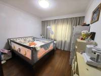 4室2廳2陽(yáng)臺(tái) 集成廣場(chǎng)住宅區(qū)臥室