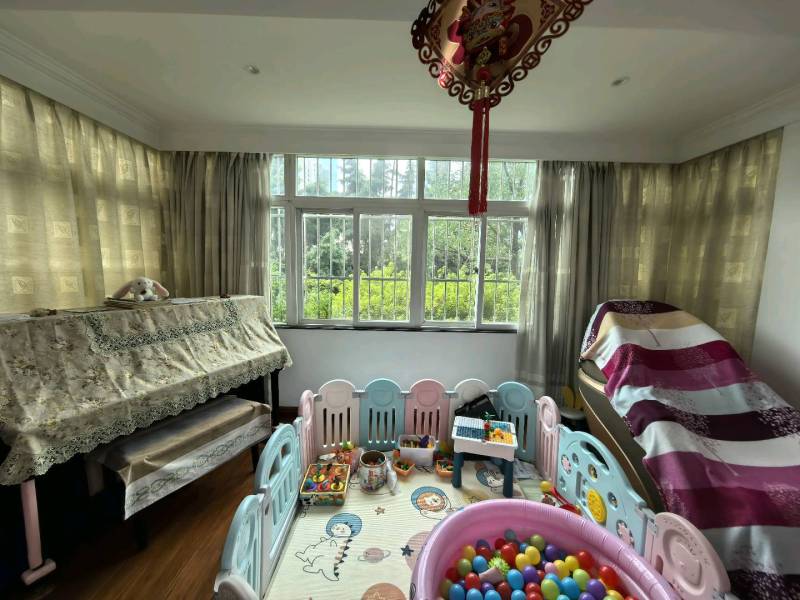 4室2廳2陽(yáng)臺(tái) 集成廣場(chǎng)住宅區(qū)陽(yáng)臺(tái)