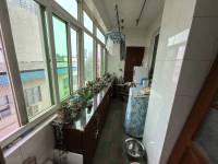 4室2廳2陽(yáng)臺(tái) 集成廣場(chǎng)住宅區(qū)陽(yáng)臺(tái)