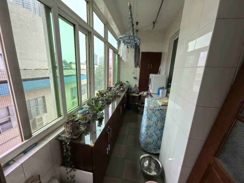 4室2廳2陽(yáng)臺(tái) 集成廣場(chǎng)住宅區(qū)陽(yáng)臺(tái)