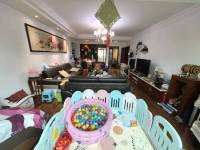 4室2廳2陽(yáng)臺(tái) 集成廣場(chǎng)住宅區(qū)客廳