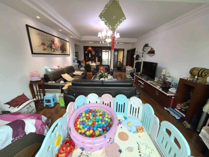 4室2廳2陽(yáng)臺(tái) 集成廣場(chǎng)住宅區(qū)客廳