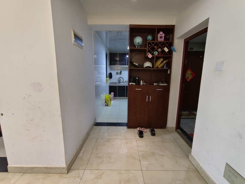 3室2廳2陽臺(tái) 東驤神駿二期門廳