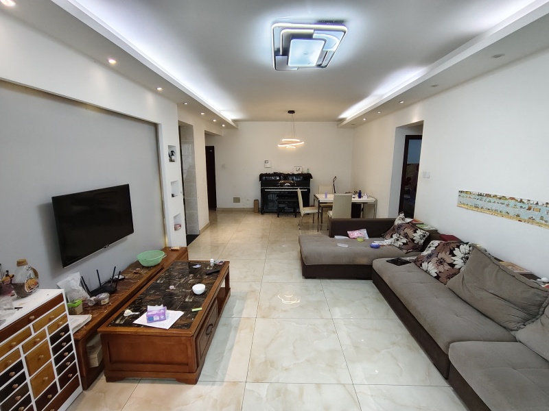 3室2廳2陽臺(tái) 東驤神駿二期客廳