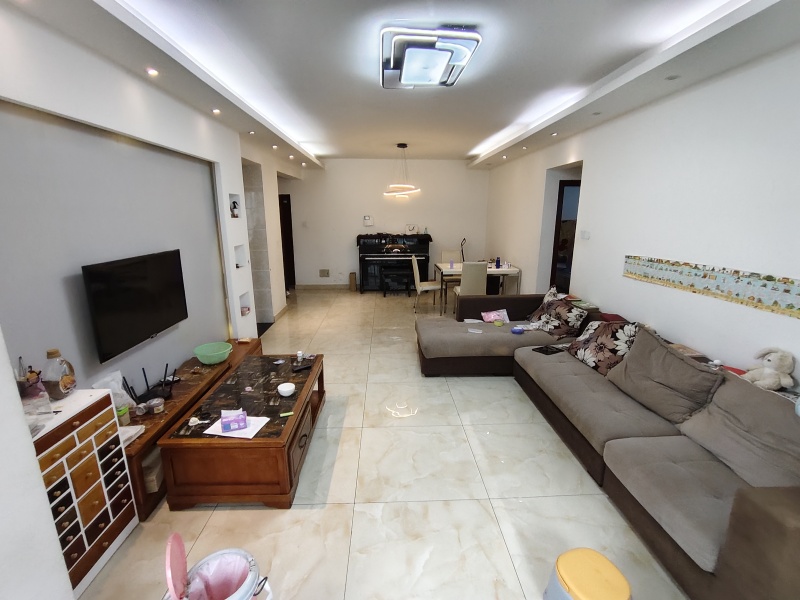 3室2廳2陽臺(tái) 東驤神駿二期客廳