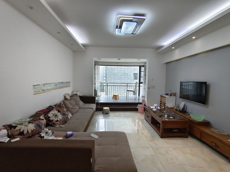 3室2廳2陽臺(tái) 東驤神駿二期客廳