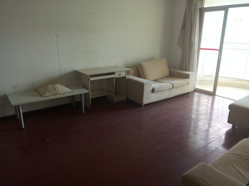 1室2廳2陽臺(tái) 春之城客廳