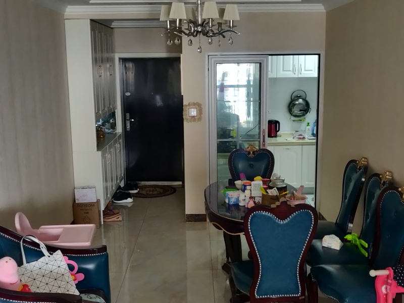 3室2廳2陽(yáng)臺(tái) 新希望希望匯餐廳